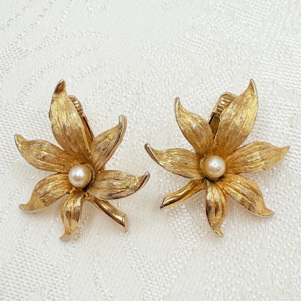 Vintage Boucher Flower Faux Pearl Clip-On Earrings Textured Gold Plated‎ Metal
